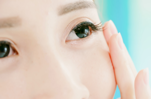 aplikasikan eye cream dalam skincare