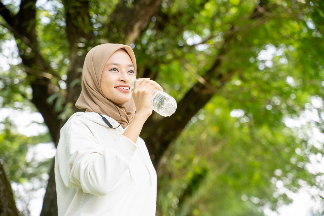 Mitos atau Fakta: Air Minum Membuat Kulit Lebih Lembap